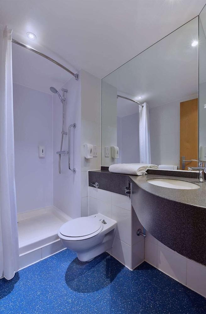Travelodge London Wembley Exterior photo