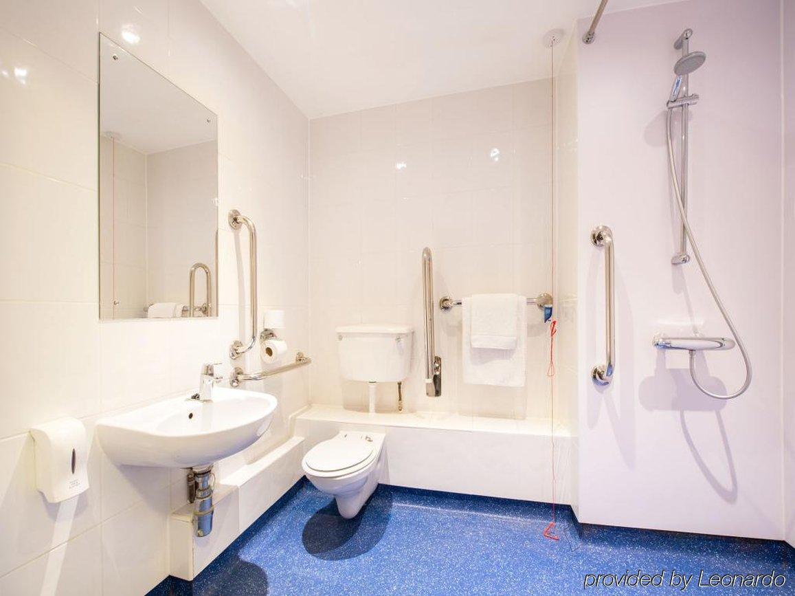 Travelodge London Wembley Exterior photo
