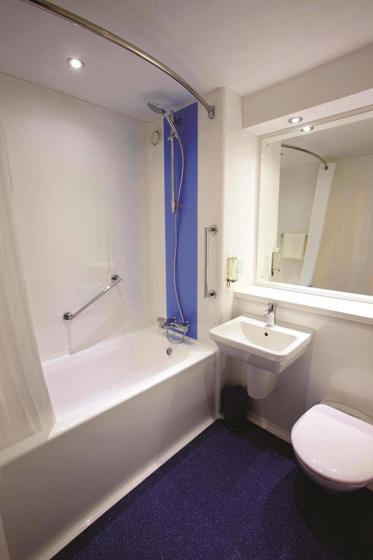 Travelodge London Wembley Exterior photo