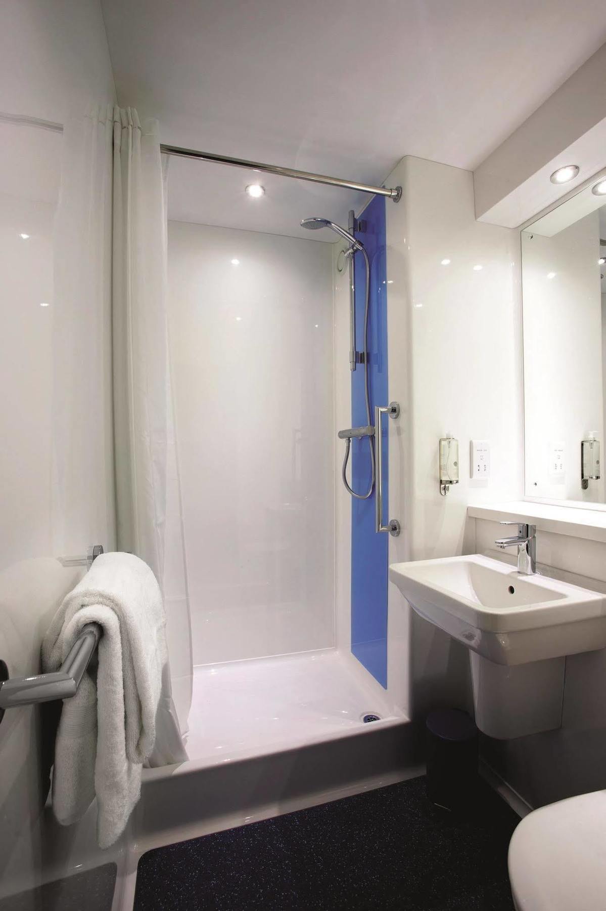 Travelodge London Wembley Exterior photo